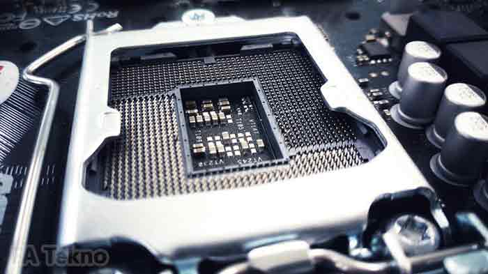 Socket prosesor pada motherboard